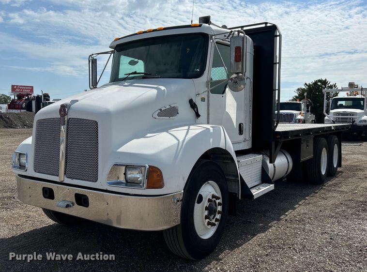 2005 Kenworth T300 flatbed truck - EG0738