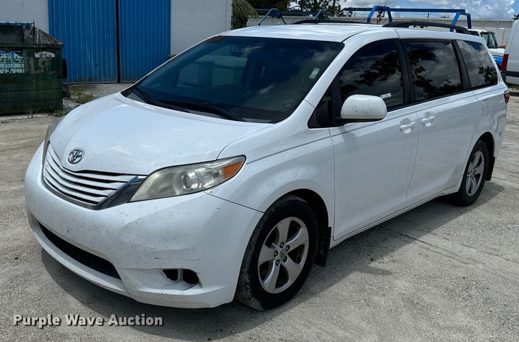 2016 Toyota Sienna LE van - EI4005