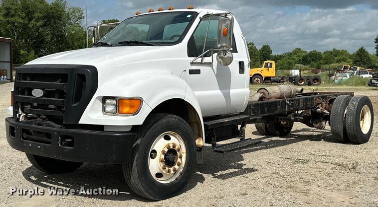 2004 Ford F750 Super Duty truck cab and chassis - EJ4366