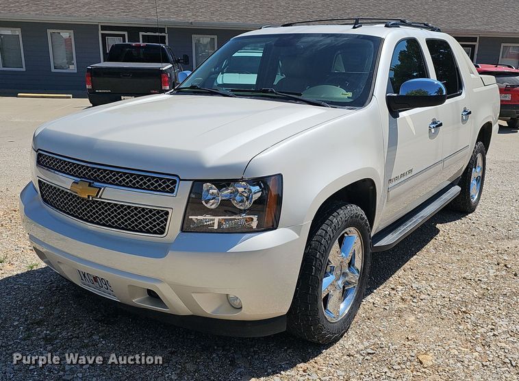 2012 Chevrolet  Avalanche  Crew Cab pickup truck - EJ5690