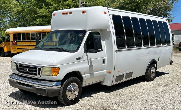 2003 Ford E450 Super Duty shuttle bus - EK4885