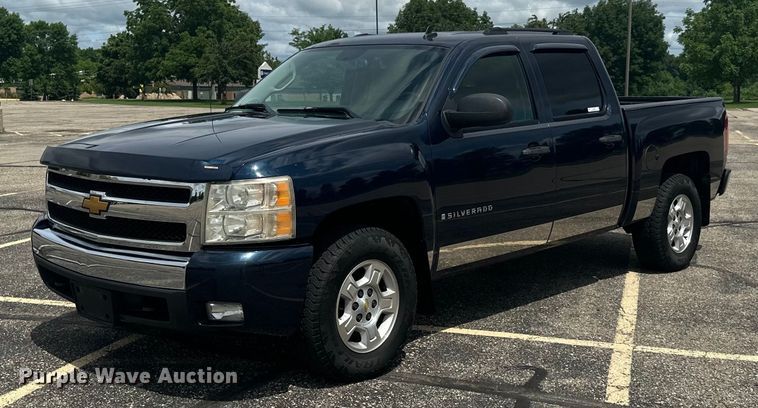 2007 Chevrolet  Silverado 1500 Crew Cab pickup truck - LR9392