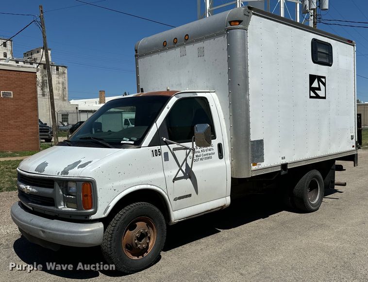 2002 Chevrolet  Express G3500 delivery truck - MU9842