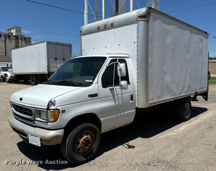 2000 Ford  E350 Super Duty box truck - MU9846