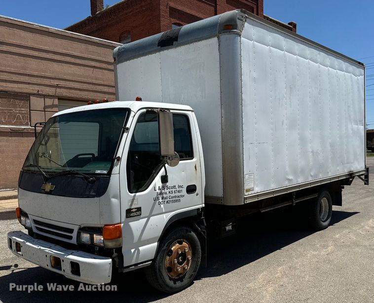 2001 Chevrolet  W4500 box truck - MU9849