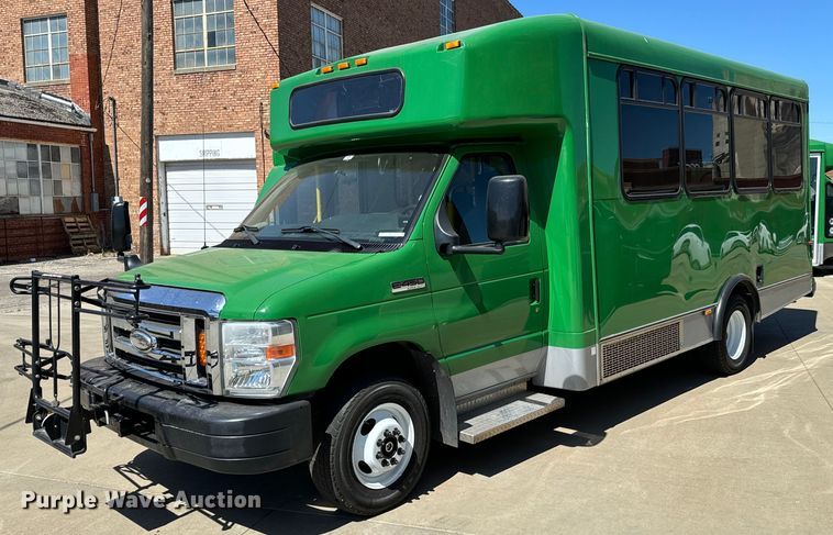 2015 Eldorado Advantage Ford 220 shuttle bus - MU9859
