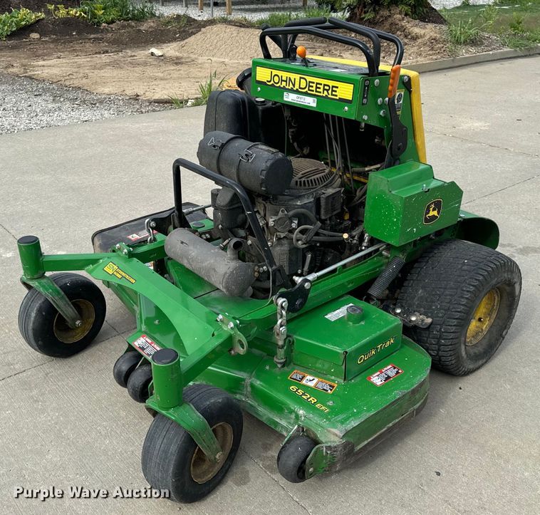 2022 John Deere 652R ZTR lawn mower - OF9712