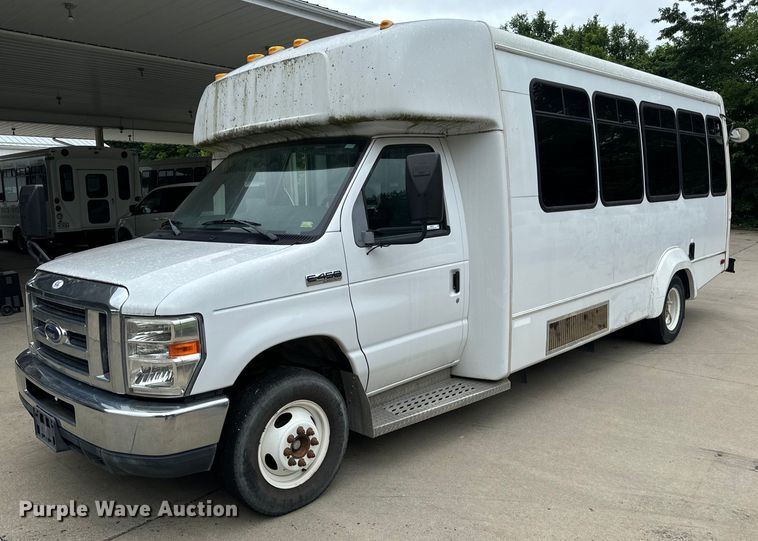 2011 Ford E450 Super Duty shuttle bus - OF9741
