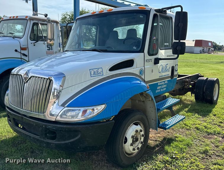 2003 International 4300 truck cab and chassis - OI9247