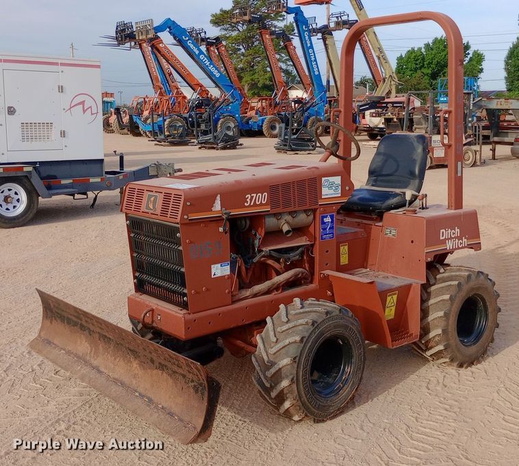 2004 Ditch Witch 3700 trencher - DO7029