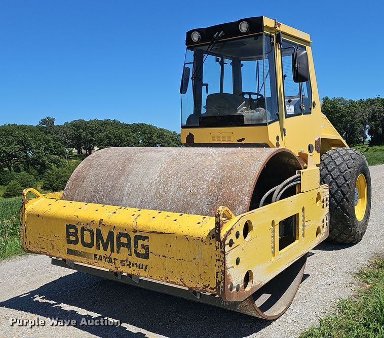 2011 Bomag BW 213DH-40 single drum vibratory roller - DP0989