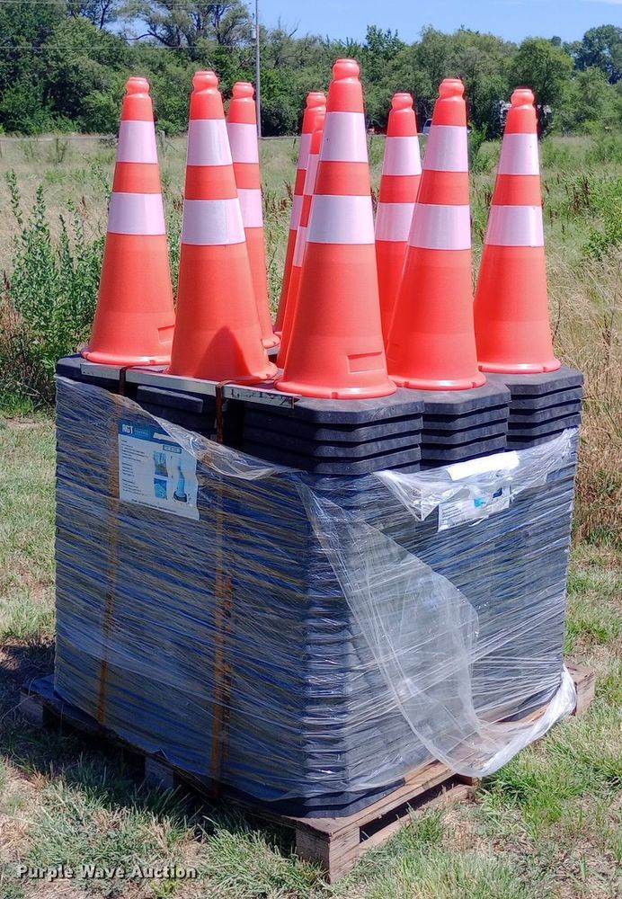 Approximately 250 traffic cones - DP1192