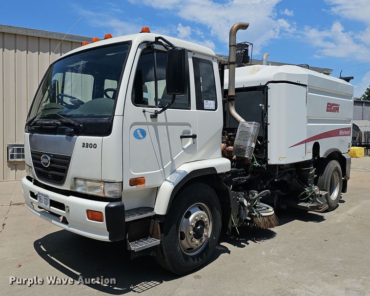 2009 Nissan 3300 street sweeper truck - DP6490