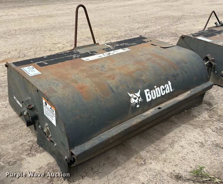 2014 Bobcat 72  skid steer sweeper - DP8417