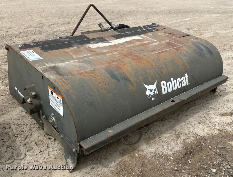 2014 Bobcat  72  skid steer sweeper - DP8418