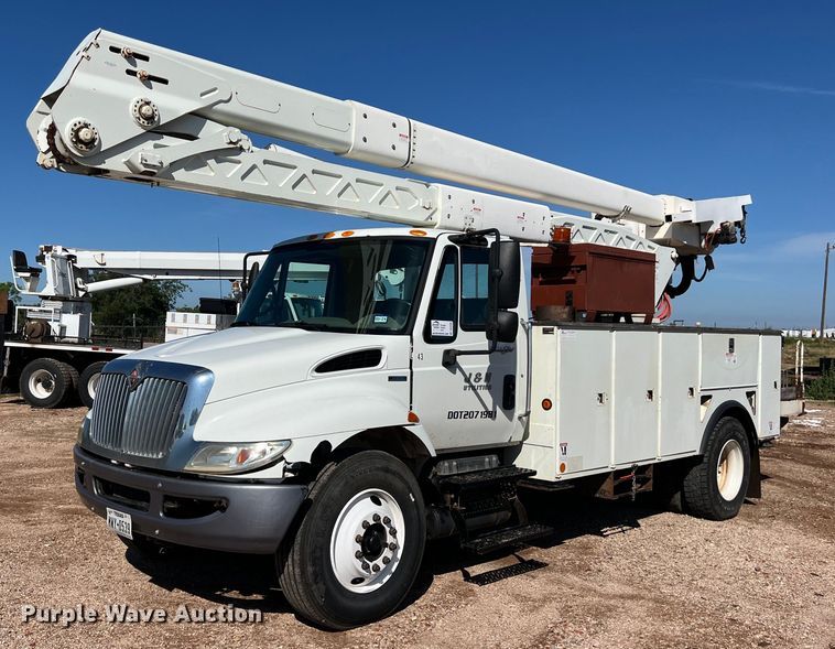 2010 International DuraStar 4300 bucket truck - DS3084