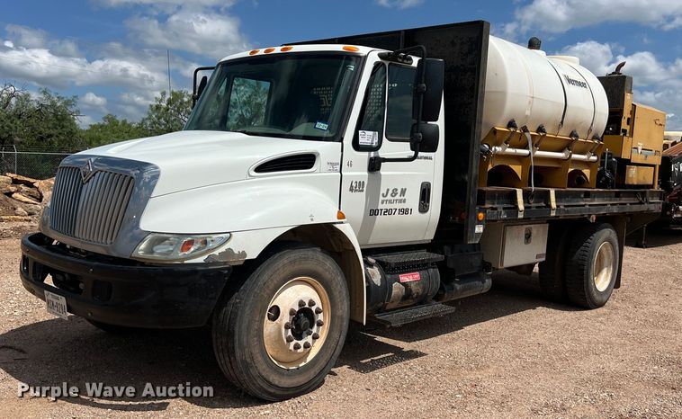 2007 International 4300 flatbed truck - DS3099