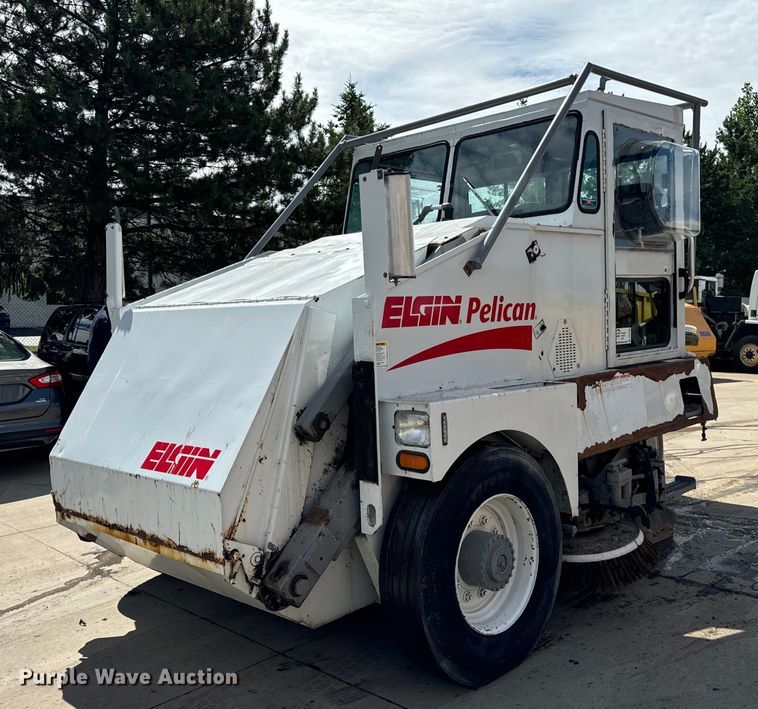 Elgin  Pelican  street sweeper - DV5780