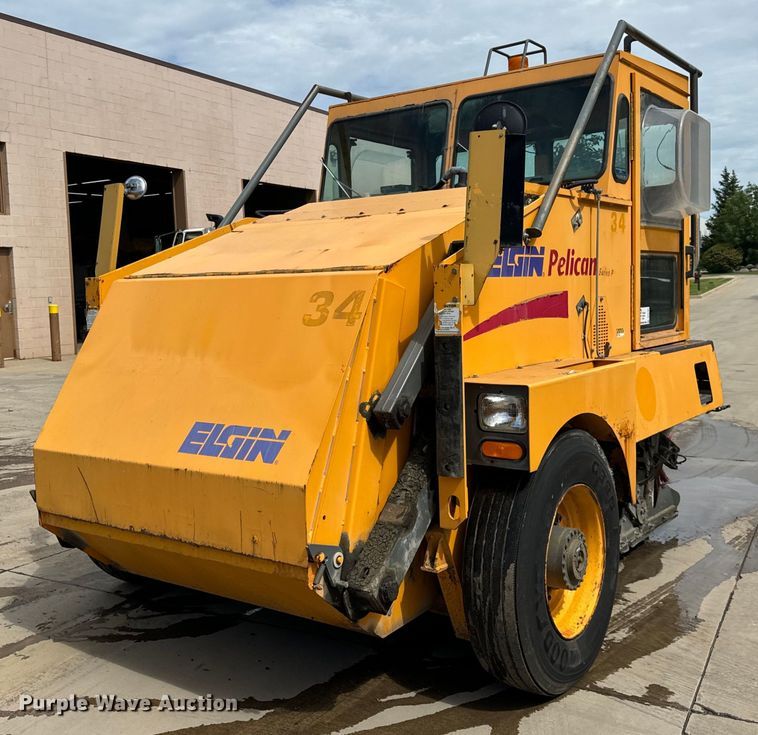 2000 Elgin  Pelican  street sweeper - DV5782