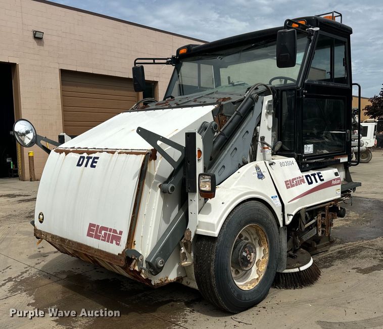 2009 Elgin Pelican  street sweeper - DV5784