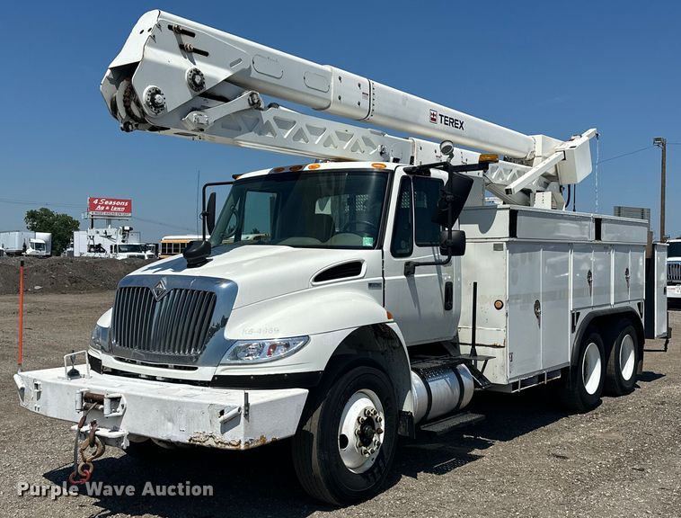 2009 International  DuraStar 4400 SBA  bucket truck - EG1666
