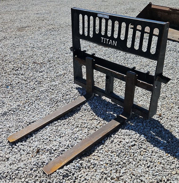 Titan skid steer forks - EI3921