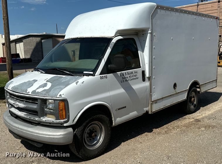 2000 Chevrolet  Express 3500 delivery truck - MU9854