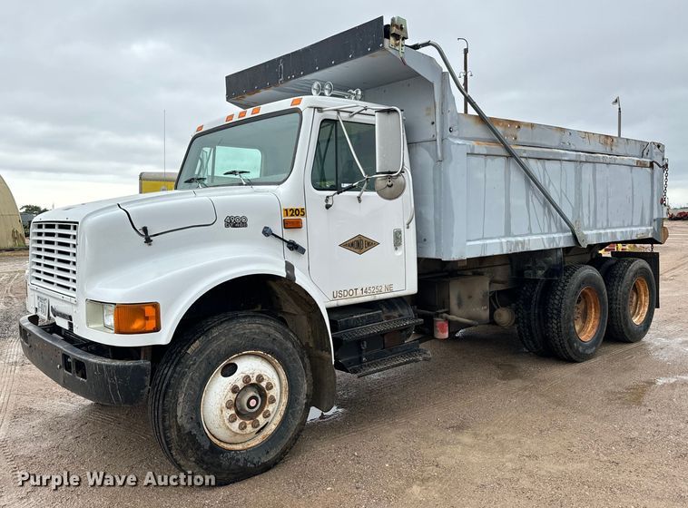 1995 International  4900 dump truck - NL9877