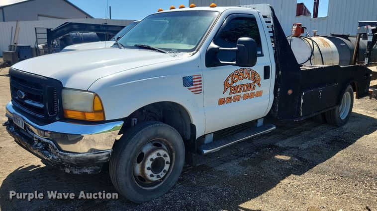 2001 Ford  F450 Super Duty flatbed truck - NZ9925