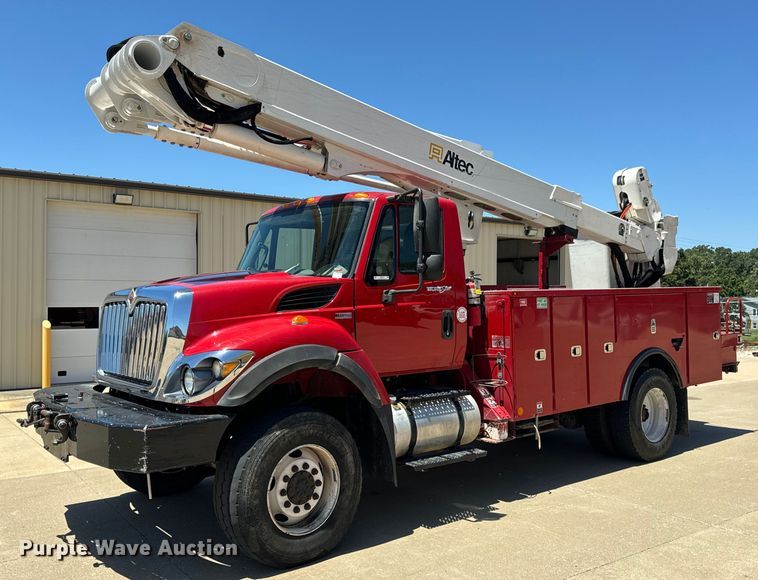2013 International  WorkStar 7400 bucket truck - OF9727