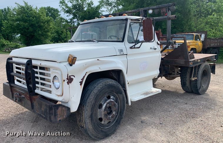 1973 Ford  F600 flatbed truck - DM7840