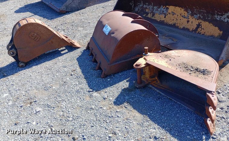 (3) backhoe buckets - DP1044