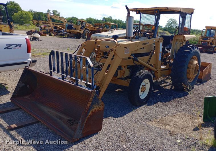 Ford 260C tractor - DP1103