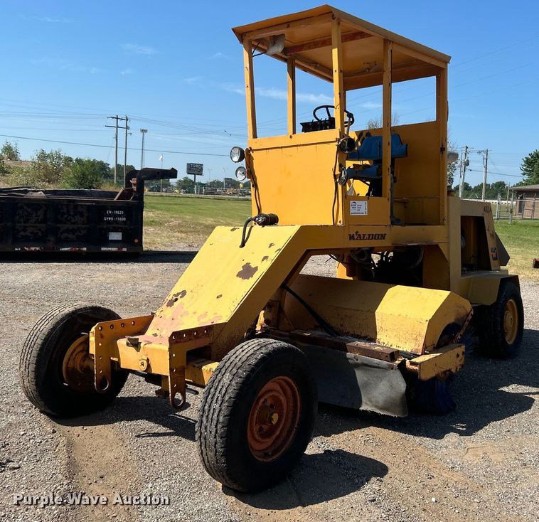 1987 Waldon Sweepmaster broom - DP1146