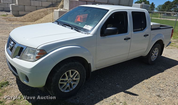 2016 Nissan Frontier SV Crew Cab pickup truck - DQ4406