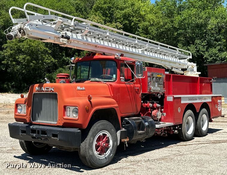 1981 Mack R686ST Quint fire truck - DX0816