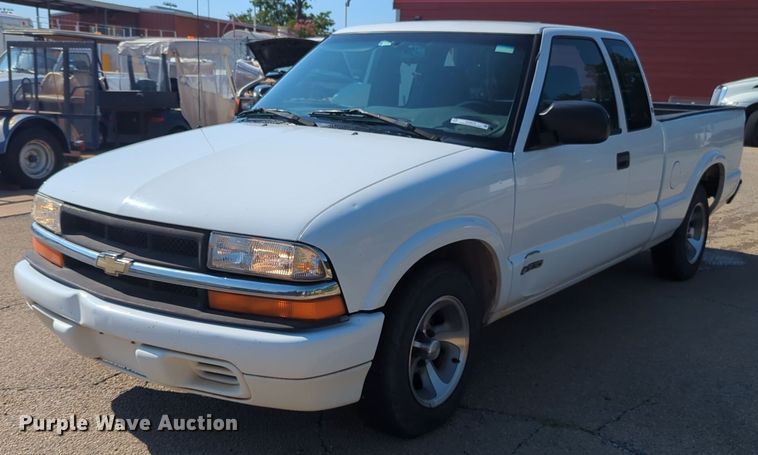 2000 Chevrolet  S10 Ext. Cab pickup truck - NG9970