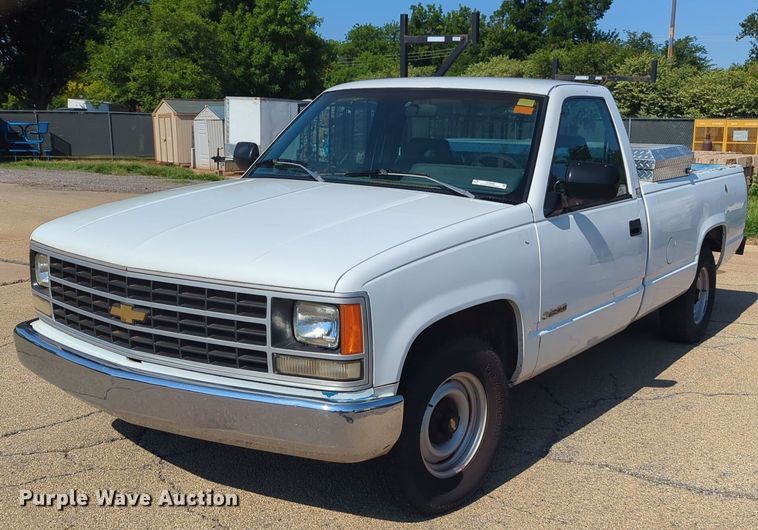 1993 Chevrolet  C1500 pickup truck - NG9988
