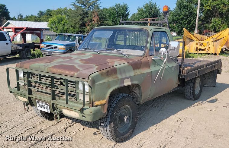 1987 Chevrolet D30 flatbed pickup truck - OD9577