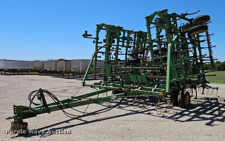 John Deere  985 field cultivator - DR8688