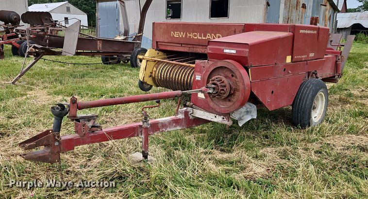 New Holland 320 small square baler - EI3926