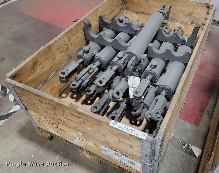 (64) AGCO hydraulic cylinders - KA9952