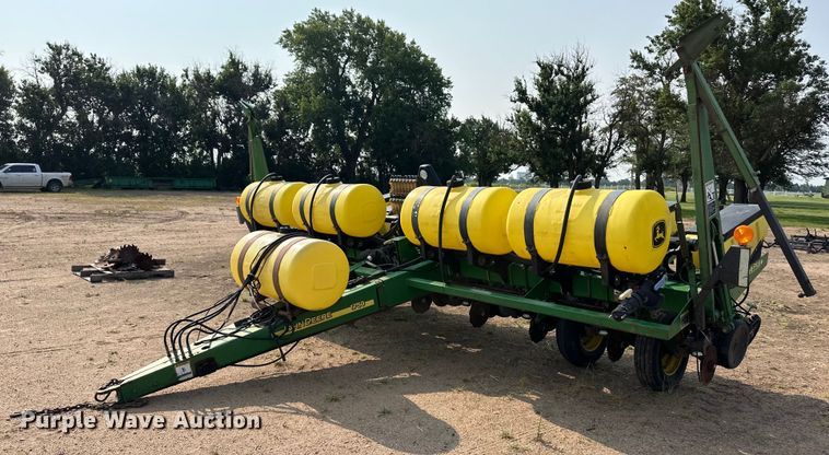John Deere 1750 no-till planter - OL9724