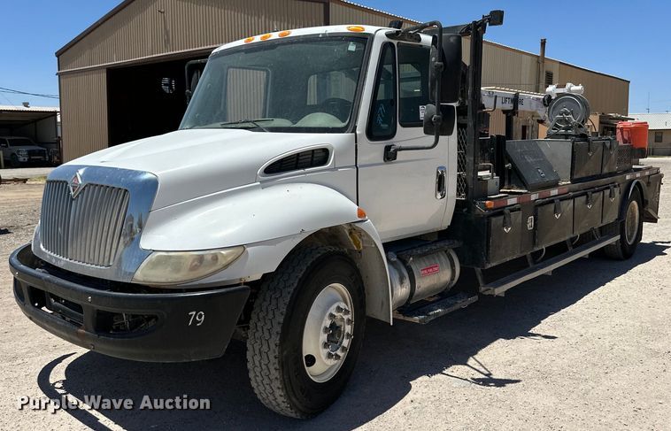 2013 International  DuraStar 4300 flatbed truck with crane - DK6684