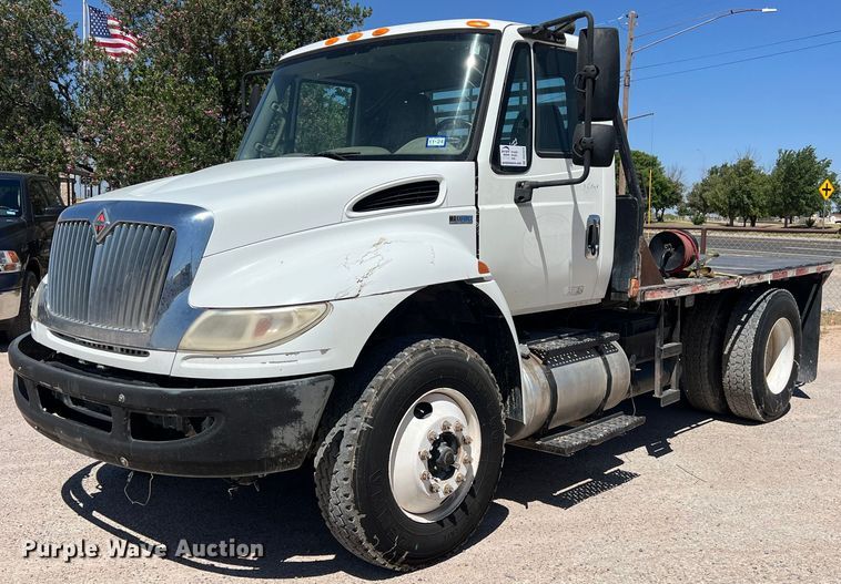 2011 International  DuraStar 4300 flatbed truck - DO2424
