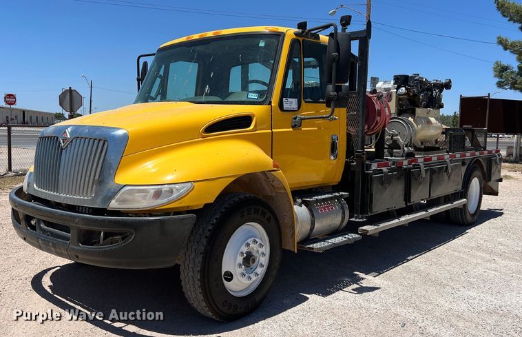 2013 International  DuraStar 4300 flatbed truck with crane - DO2428