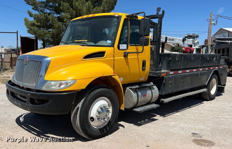 2018 International  DuraStar 4300 flatbed truck with crane - DO2429