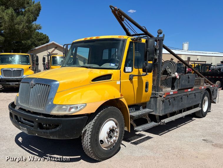 2009 International  DuraStar 4300 winch truck - DO2430