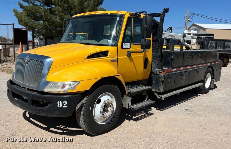 2009 International  DuraStar 4300 flatbed truck with crane - DO2432