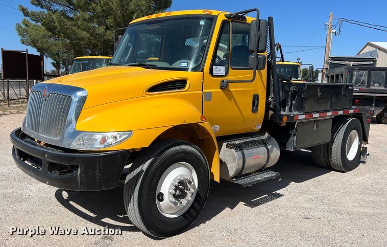 2018 International  DuraStar 4300 flatbed truck - DO2433